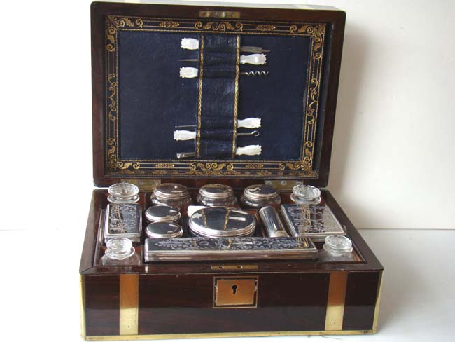  A very fine English Rosewood Gentleman's Toiletry or Dressing Box circa 1850 — image 4